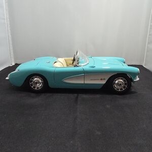 Burago 1:18 1957 Chevrolet Corvette Convertible Diecast Car Aqua Blue/White (OT)